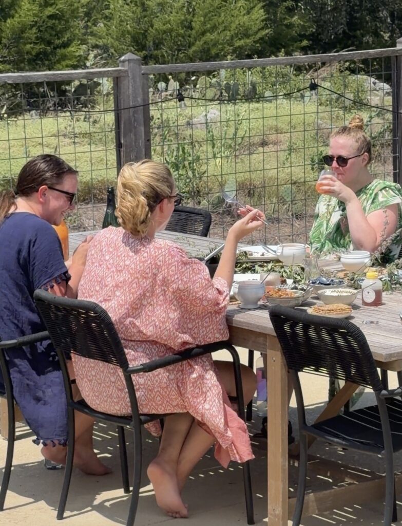 friends enjoying brunch
